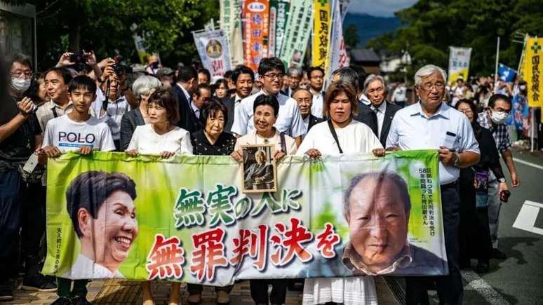 Os apoiadores de Hakamada do lado de fora do tribunal aplaudiram e gritaram 'banzai', uma exclamação japonesa que significa “viva”, quando o veredicto foi divulgado