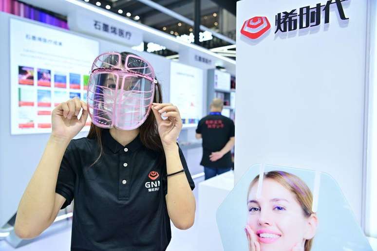 Aos poucos, começamos a ver produtos feitos com grafeno, como esta máscara de cuidados faciais apresentada em uma feira de tecnologia na China