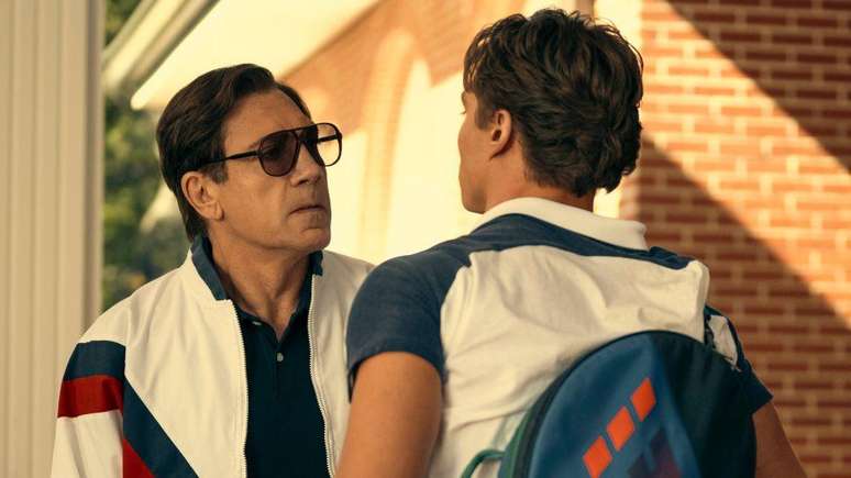 Ganhador de um Oscar, Javier Bardem (à esquerda) interpreta o pai dos jovens na série da Netflix