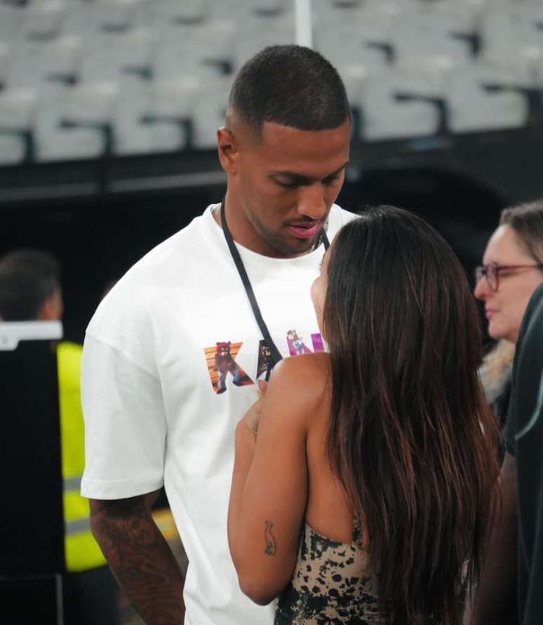 Anitta e Vinícius Souza.