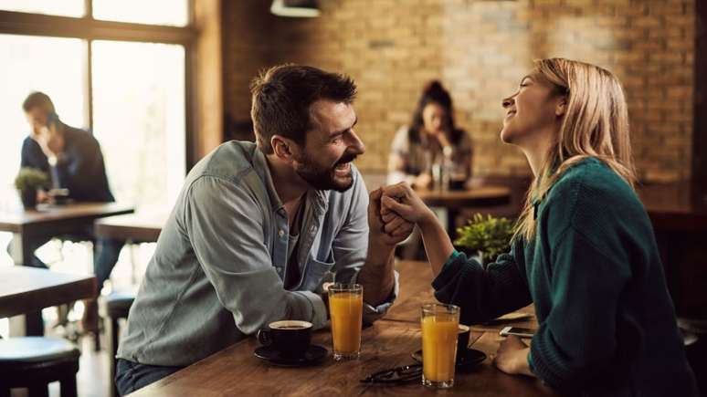 Veja 4 banhos para atrair um novo amor, fortalecer um relacionamento ou aumentar seu poder de sedução para conquistar a pessoa amada.