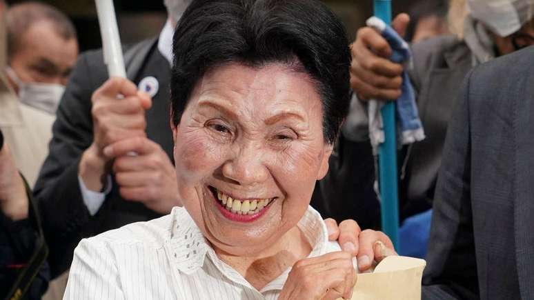 Hideko, a irmã de Hakamada, de 91 anos, cuida dele