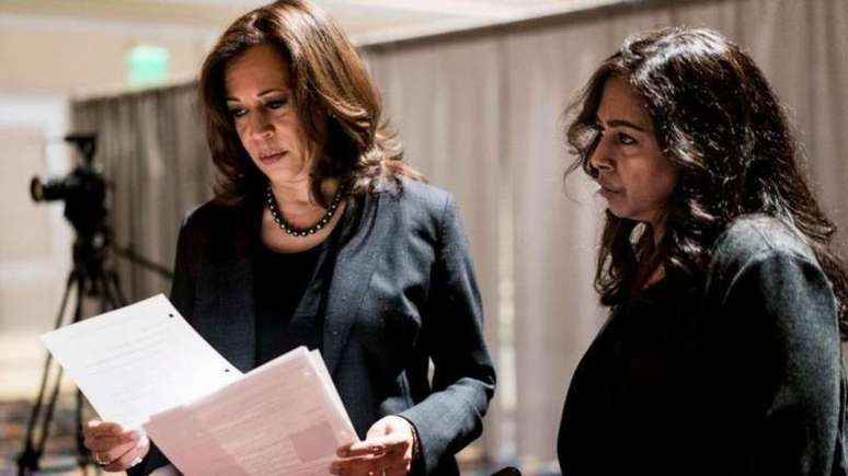 Kamala Harris e a irmã, Maya (dir.), foram morar com a mãe após o divórcio dos pais quando eram crianças