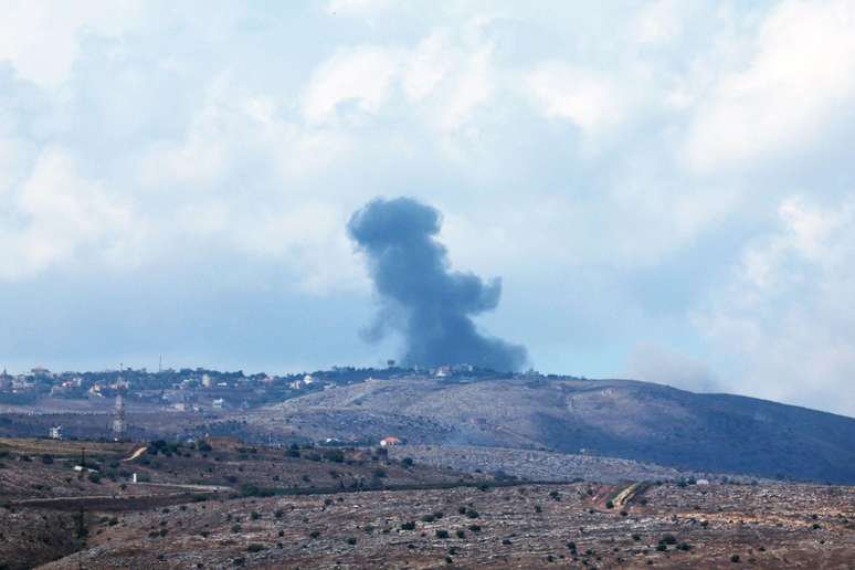 Bombardeio no sul do Líbano em foto de segunda-feira (23)