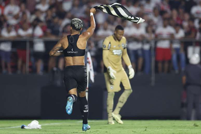 Matheus Martins comemorando a classificação do Botafogo –