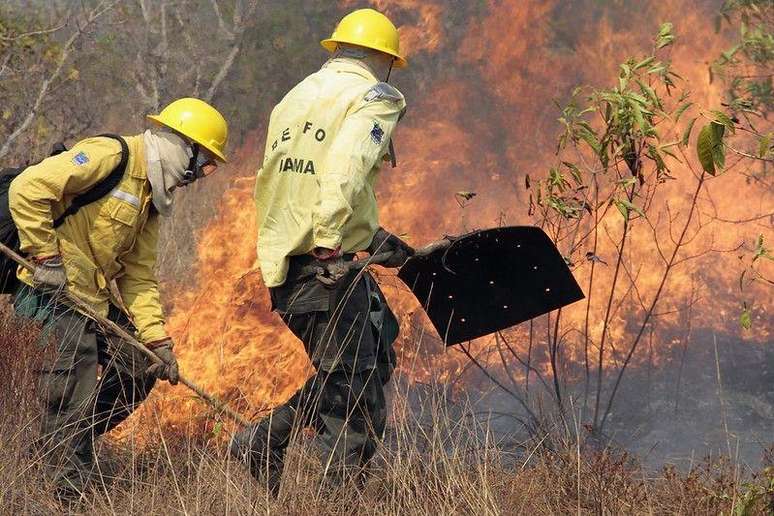 Brigadistas indígenas usam abafadores para combater o fogo no Parque Nacional do Xingu