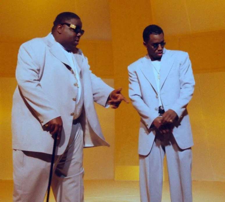 The Notorious B.I.G. (à esquerda) e Puff Daddy (como Sean Combs era conhecido na época) no set do videoclipe de Hypnotize em 1997.