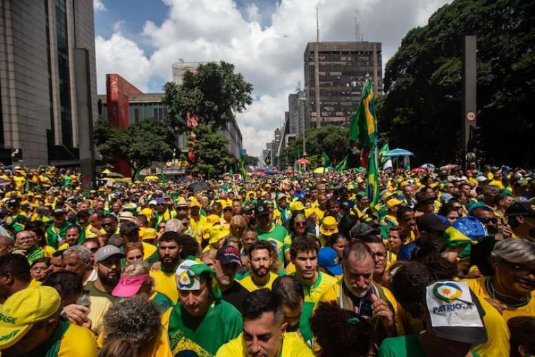 Manifestação bolsonarista na Avenida Paulista, em fevereiro deste ano; há mais pessoas identificadas com a direita do que com a esquerda no Brasil.