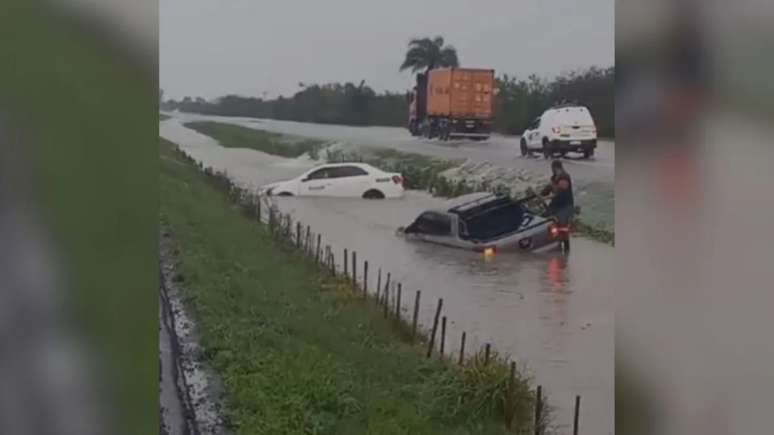 Carros alagados após chuva em Camaquã (RS)