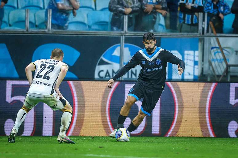 Diego Costa tenta superar marcação durante partida entre Grêmio e Criciúma –