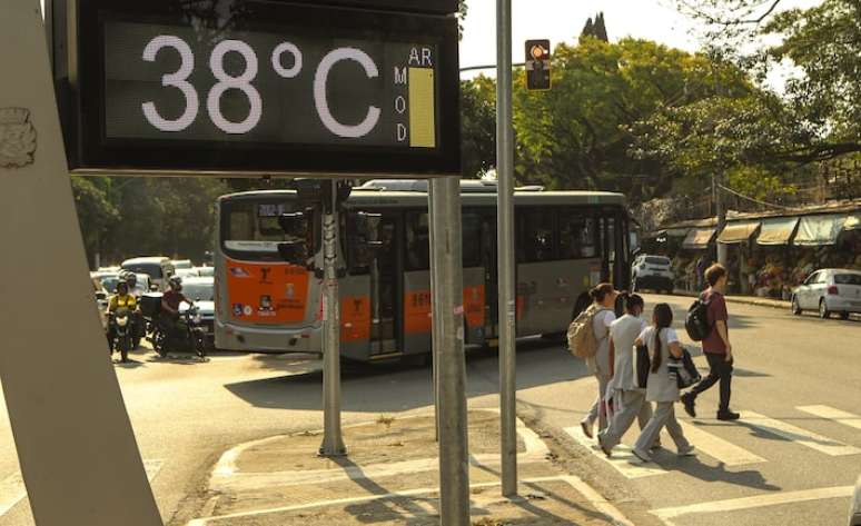 Termômetro na Av. Dr. Arnaldo, zona oeste de São Paulo, mostra temperatura por volta das 16h desta quarta-feira, 26.