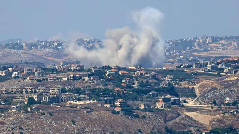 Fumaça saindo do local de um ataque aéreo israelense que teve como alvo vilarejos do sul do Líbano.