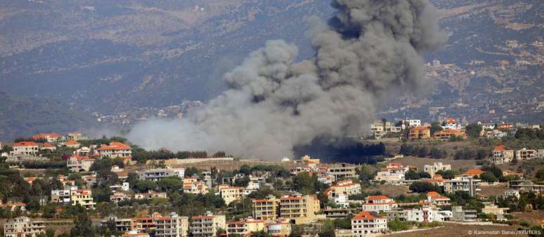 Bombardeios israelenses contra alvos do Hezbollah em diferentes partes do Líbano deixaram centenas de mortos