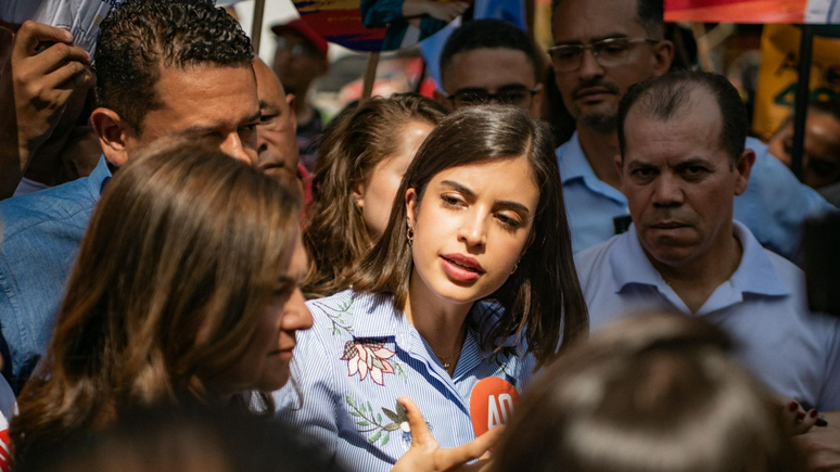 Tabata Amaral durante caminhada na Zona Sul de São Paulo 