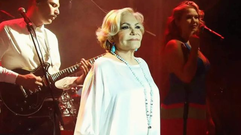 Cantora grega sofre AVC durante show em Atenas e é hospitalizada