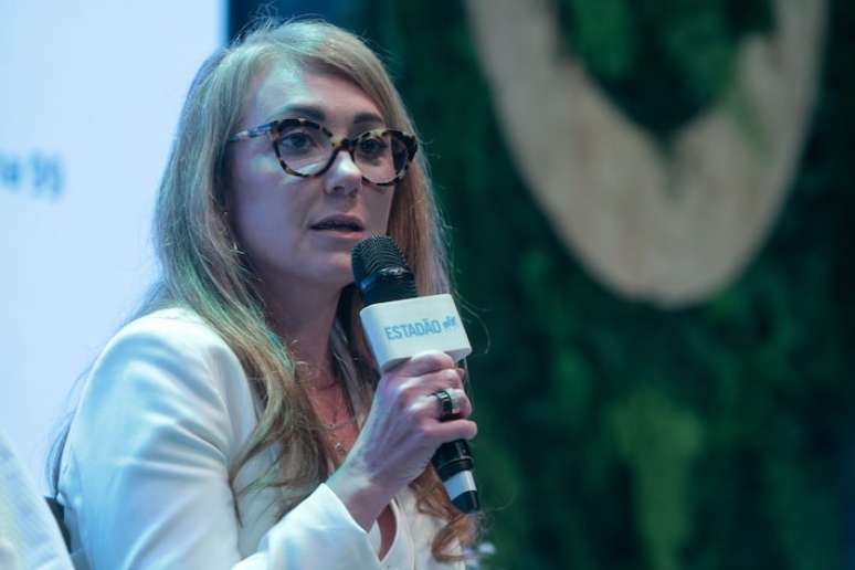 A produção de hidrogênio verde tem o potencial de reduzir significativamente as emissões de carbono em diversos setores industriais, diz Fernanda Delgado, diretora executiva da Abihv