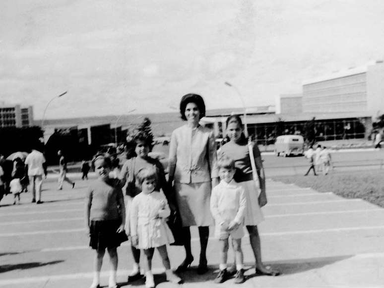 Eunice e os cinco filhos em Brasília depois da posse de Rubens em 1963