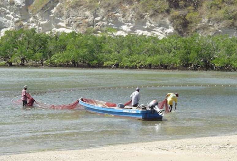 Pescadores em Mayotte, onde o idioma local Maore não tem palavras que traduzam facilmente "mudança climática". As palavras que usamos para discutir esses efeitos podem fazer uma grande diferença na forma como as pessoas entendem os riscos e a necessidade de escolhas mais sustentáveis. Mwanasimba via Wikimedia, CC BY