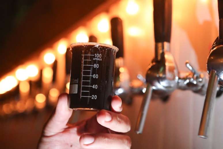 Por tempo limitado, é possível provar diretamente da torneira de chope as cervejas envelhecidas em barril de bourbon. FOTO ALEX SILVA/ESTADÃO