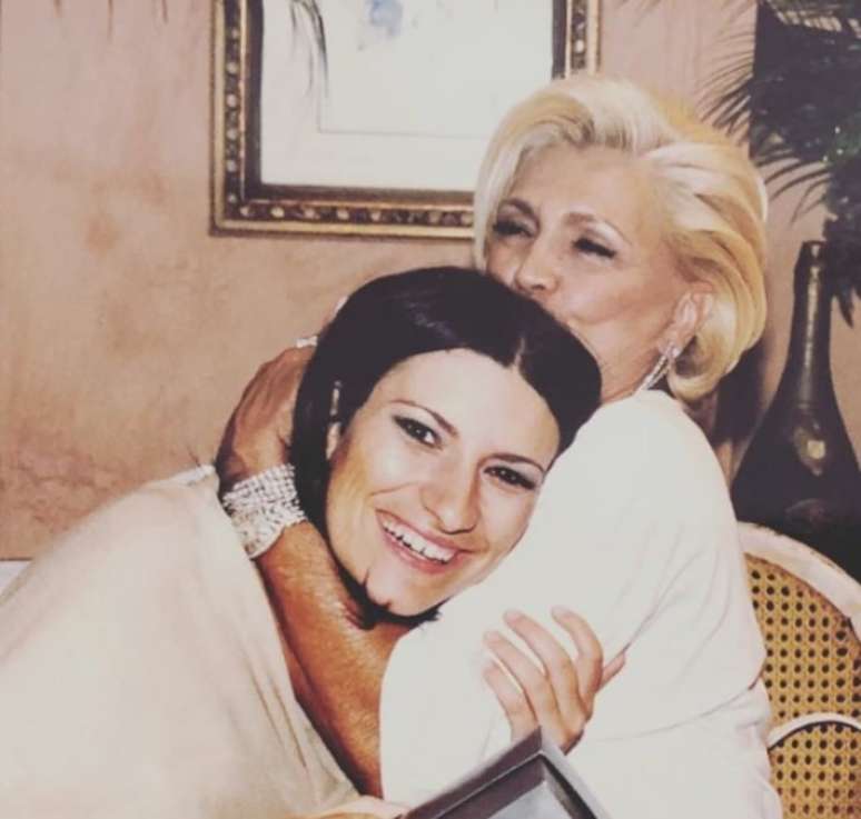 Laura Pausini diz que guarda sapato e vestido de Hebe Camargo.