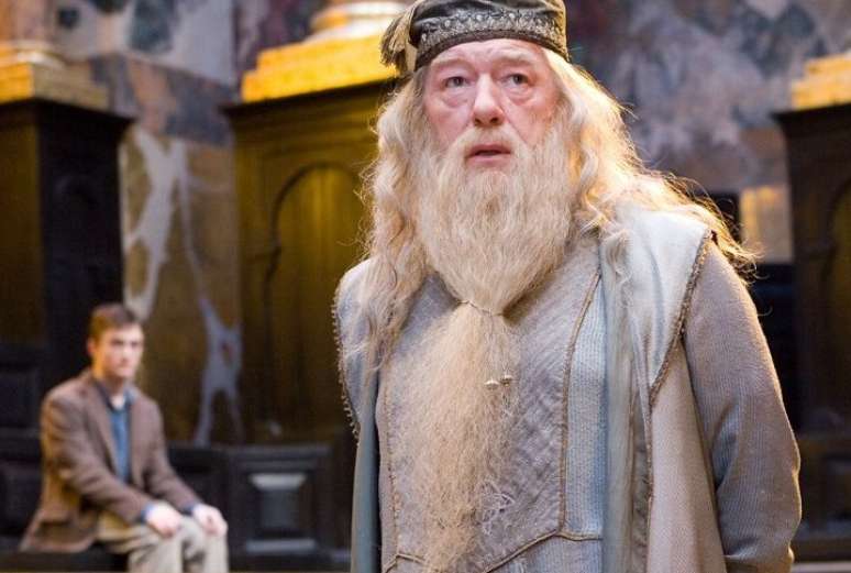 Michael Gambon - O ator nascido em 19/10/1940, em Cabra, na Irlanda, interpretou o amado Albus Dumbledore, em 6 dos 8 filmes da franquia, após a morte de Richard Harris, que viveu o reitor de Hogwarts nos dois primeiros filmes.