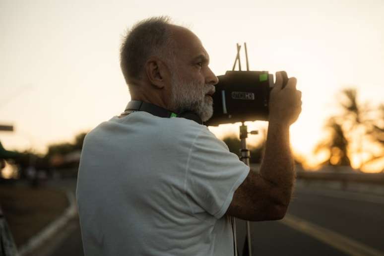 Karim Aïnouz durante as filmagens de seu último filme, 'Motel Destino', lançado em agosto