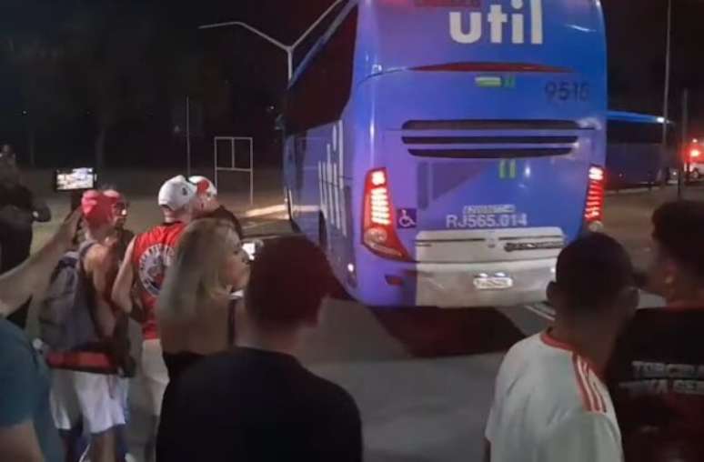 Torcedores atiram pipocas em ônibus da delegação rubro-negra em chegada ao Rio –