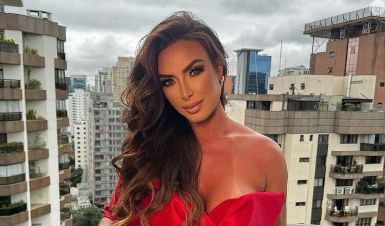 Nicole Bahls revela cirurgia plástica para ficar com cinturinha fina para o Carnaval.