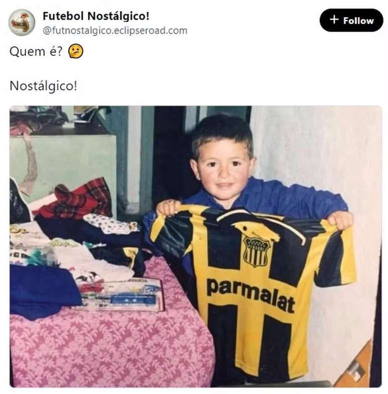 Arrassaeta mengenakan kemeja Peñarol saat kecil -