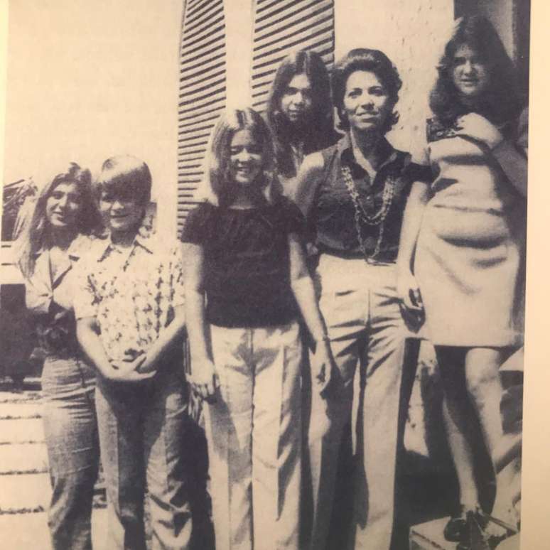 Foto de Eunice em 1971, após sair da prisão, com os cinco filhos