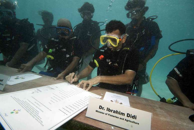 Alguns legisladores das Maldivas, uma nação do Oceano Índico ameaçada pela elevação do nível do mar, têm pressionado por ações urgentes para desacelerar a mudança climática, incluindo a famosa realização de uma reunião do gabinete debaixo d'água em 2009. Mas esse senso de urgência entra em conflito com os sistemas de crenças de parte da população. AP Photo/Mohammed Seeneen