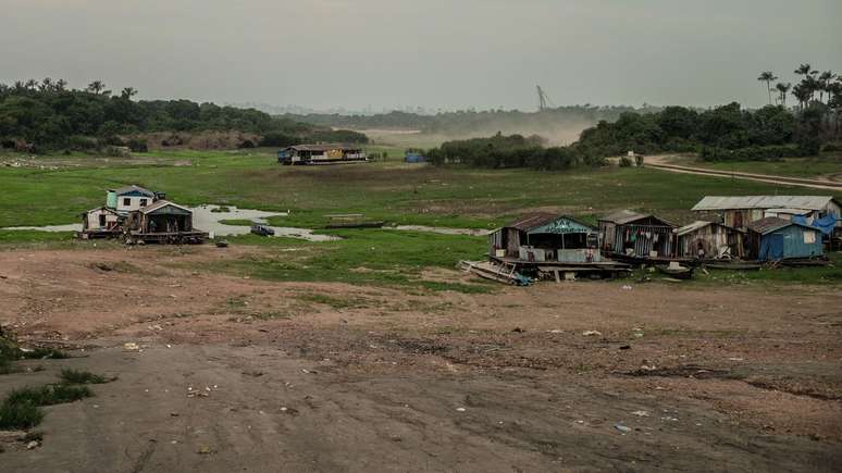 O rio Negro na região de Manaus está a menos de dois metros de alcançar seu nível mais baixo da história