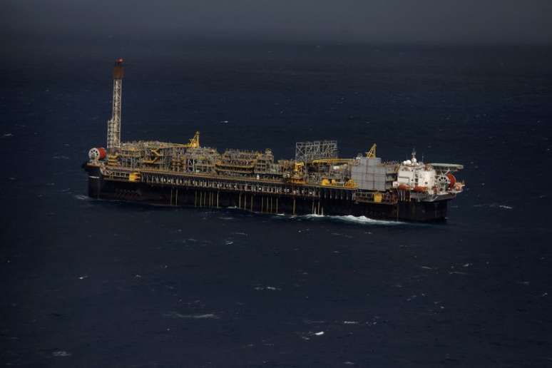 Visão geral da plataforma de petróleo P-66 da Petrobras no litoral da Bacia de Santos.