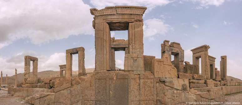 Ruínas do palácio de Dario I, de cujo reinado datam as tábuas com inscrições cuneiformes do Império Persa Aquemênida