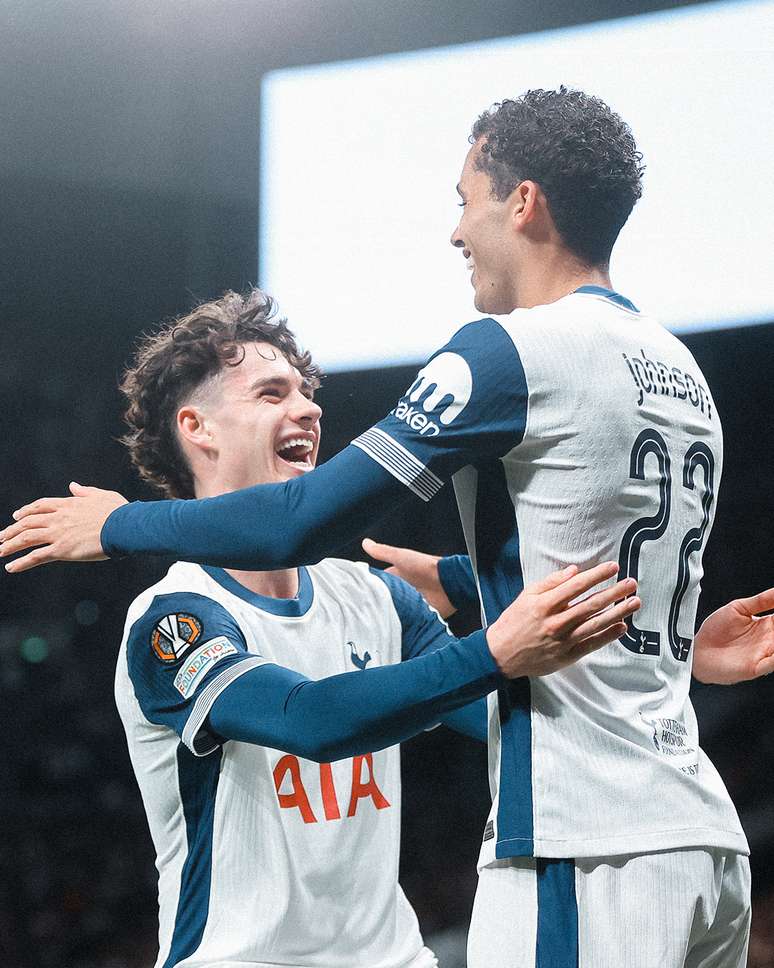 Johnson e Grey comemorando o primeiro gol do Tottenham. 