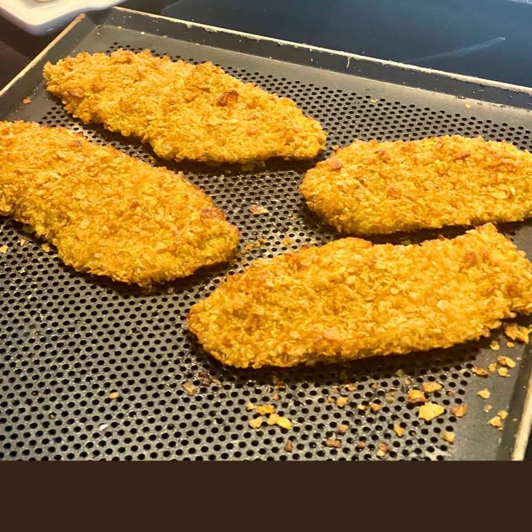 FILÉ DE FRANGO EMPANADO COM CEREAL DE MILHO SEM FRITAR