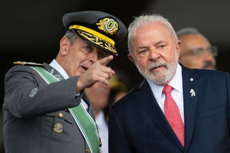 O comandante do Exército, general Tomás Miguel Paiva, com o presidente Luiz Inácio Lula da Silva (PT)