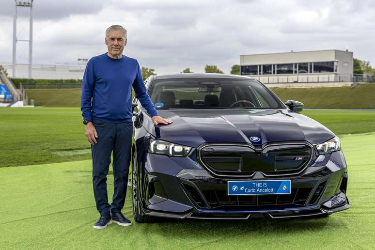 Carlo Ancelotti com o BMW i5