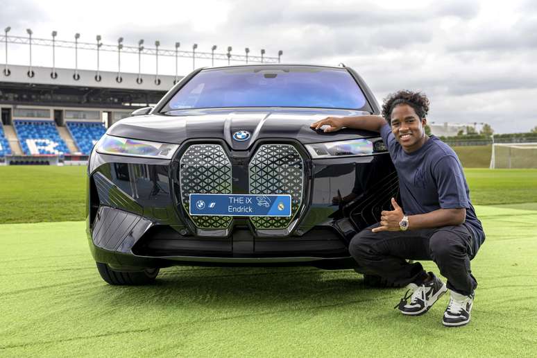 Endrick com o BMW iX