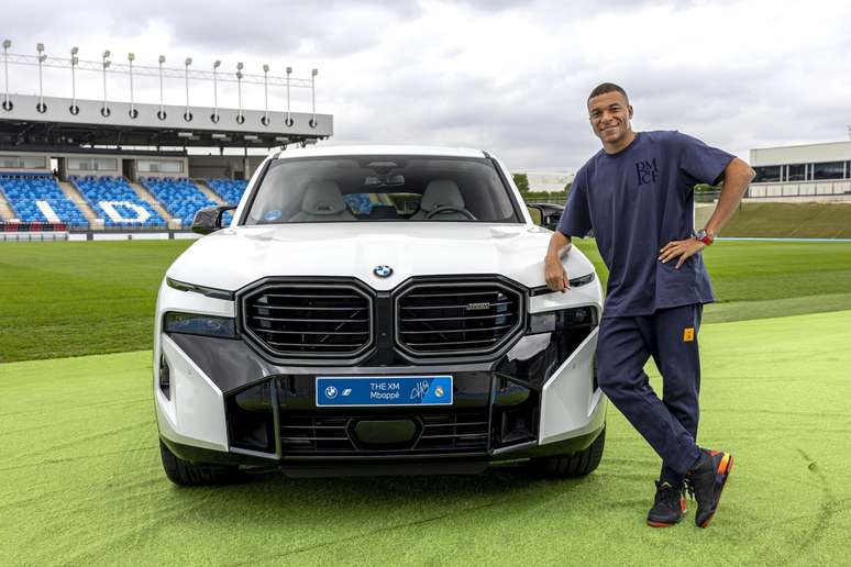 Kylian Mbappé com o BMW XM