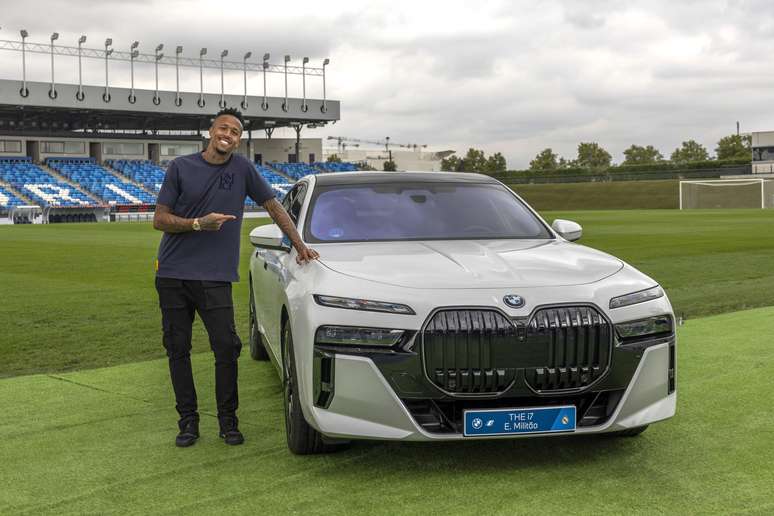 Éder Militão com o BMW i7