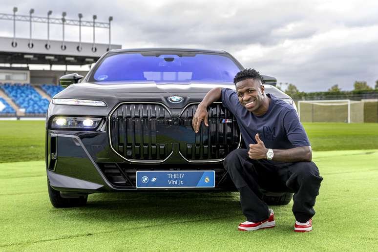 Vinícius Júnior com o BMW i7