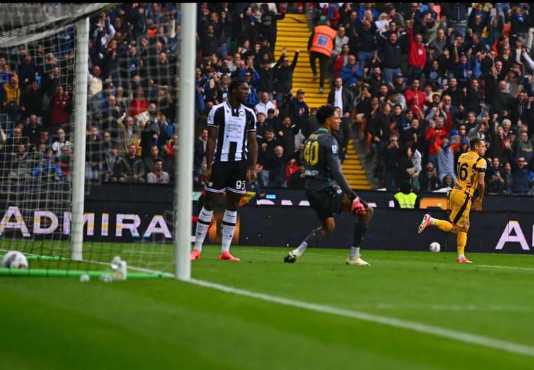 Frattesi (de amarelo, ao fundo) corre para celebrar o gol que marcou, o primeiro da Inter sobre a Udinese.