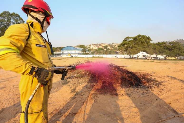 Durante os testes, o produto avermelhado foi comparado com a água e apagou o fogo cinco vezes mais rápido, segundo a Defesa Civil.