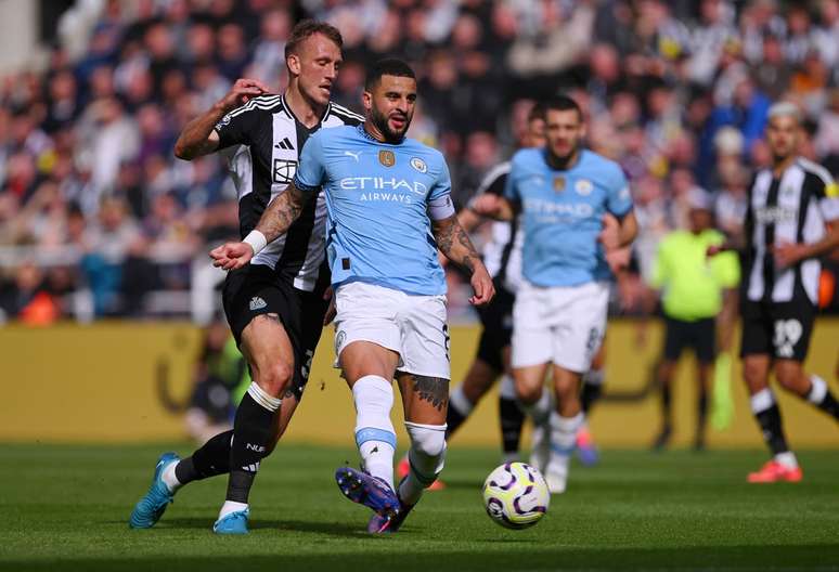 Walker, do City, se antecipa e leva a melhor sobre a marcação de Burn, do Newcastle.