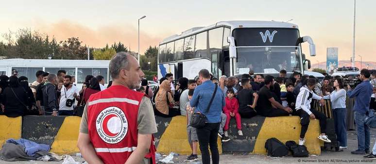 Refugiados se aglomeram em um posto de fronteira entre o Líbano e a Síria