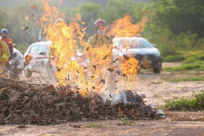 Governo de SP testa substância que apaga incêndio 5 vezes mais rápido do que água