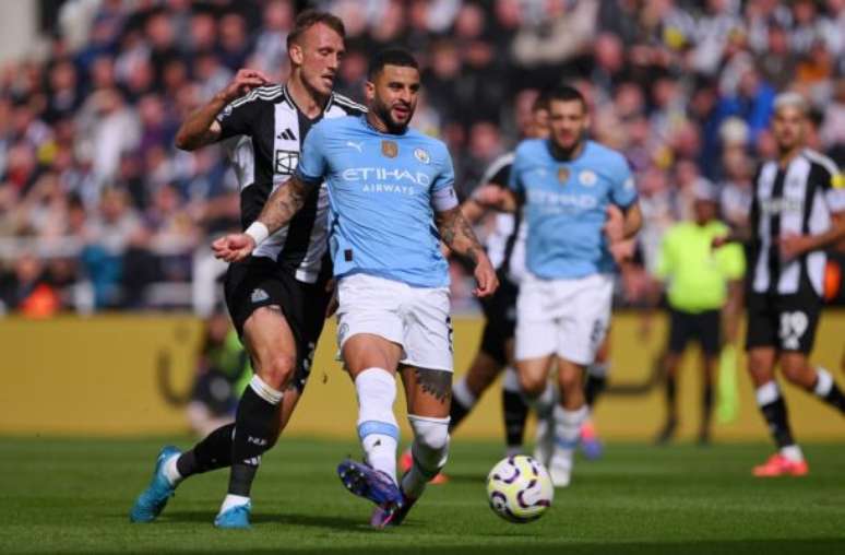 Walker, do City, se antecipa e leva a melhor sobre a marcação de Burn, do Newcastle.