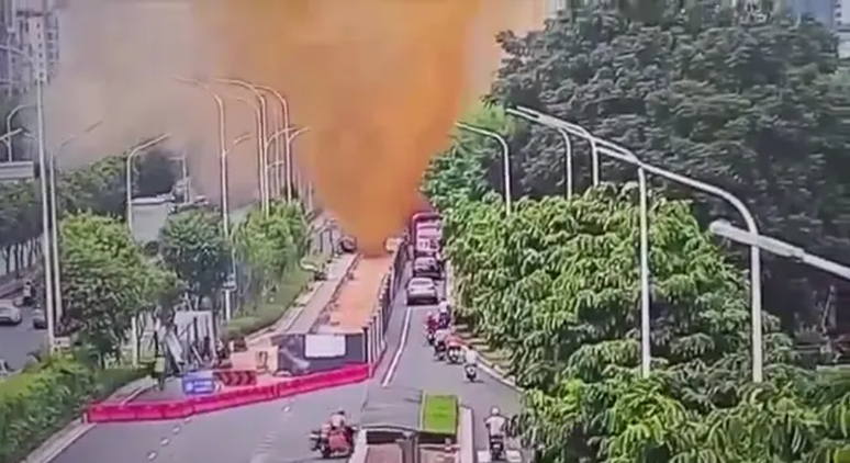 Explota tubería y arroja heces humanas a carretera en China