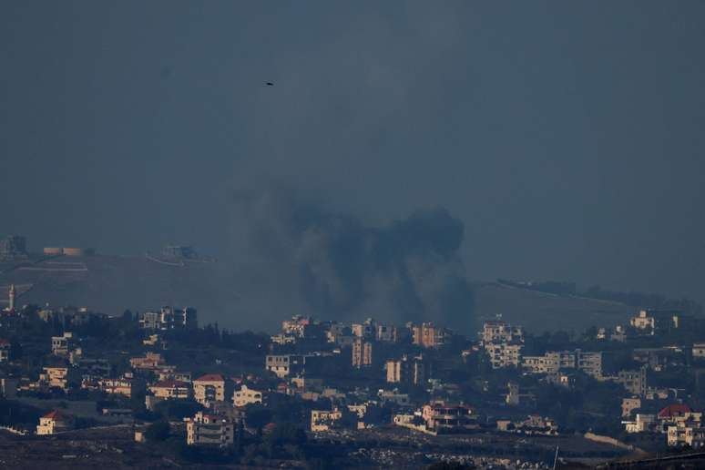 Fumaça pode ser vista no céu após ataques israelenses a vilarejos do sul do Líbano